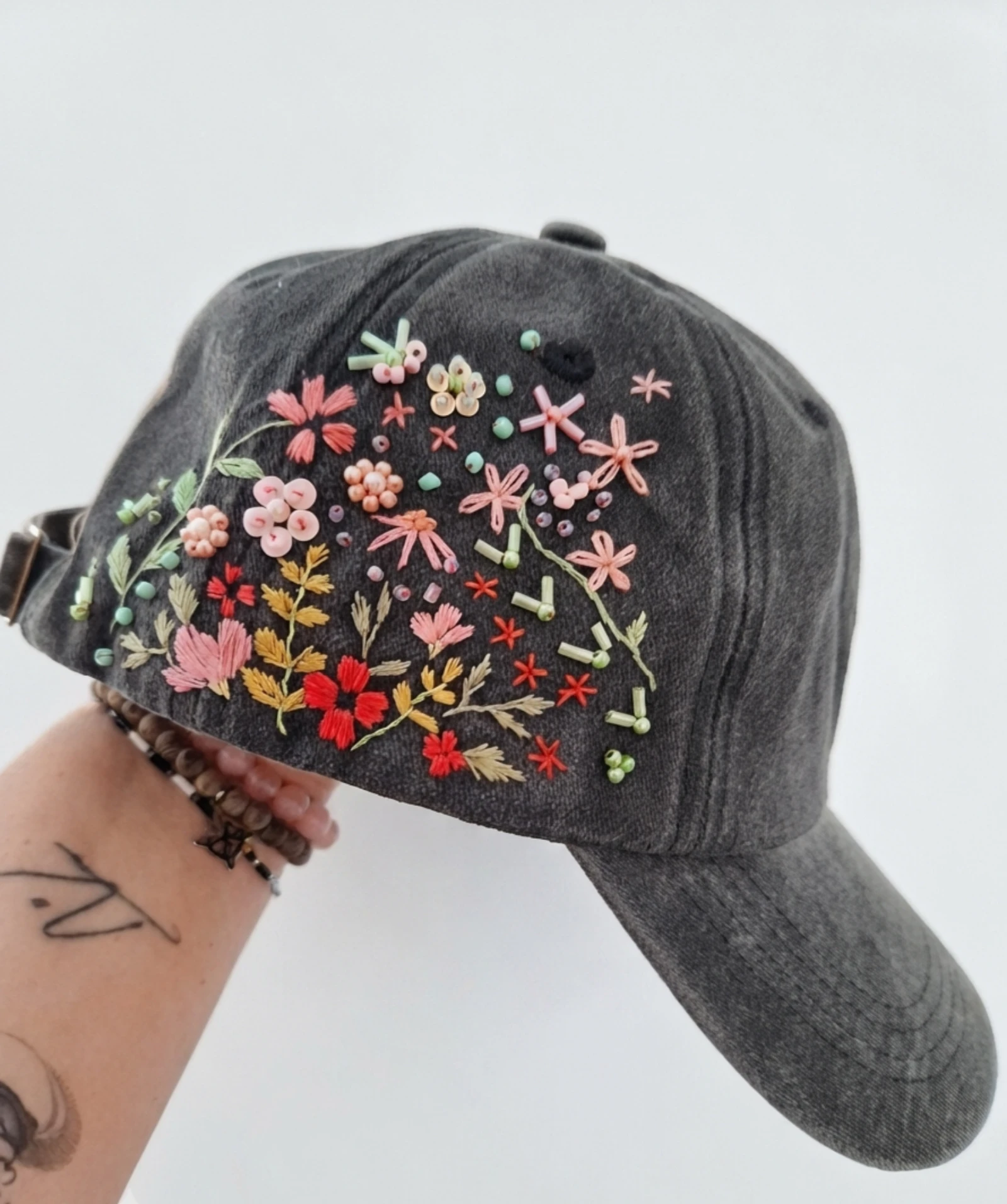 Hand-embroidered black cap with flowers and beads – photo 3